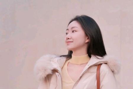 羽绒服怎么戴校牌