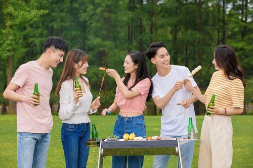 吃饭时相亲女给你拍照什么意思