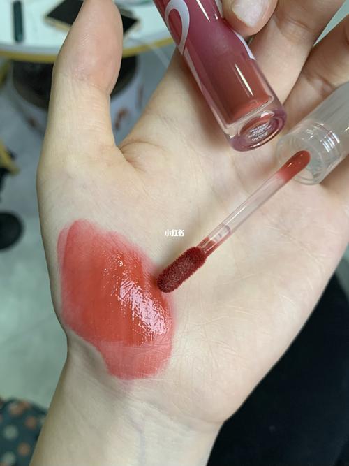 咬荔枝扯口红啥意思