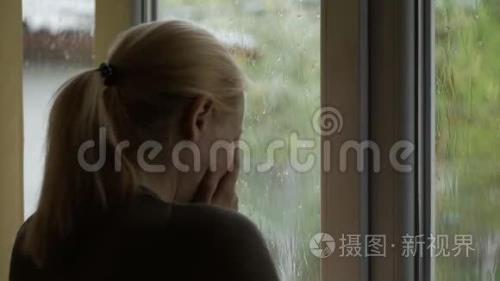 窗边的女人完整剧情