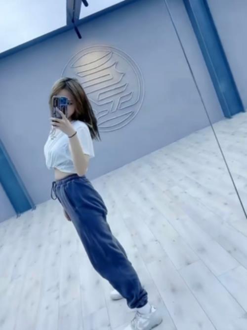 对着镜子拍舞蹈视频手机怎么放