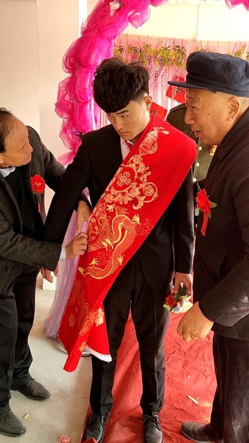 结婚新郎披红怎么系花