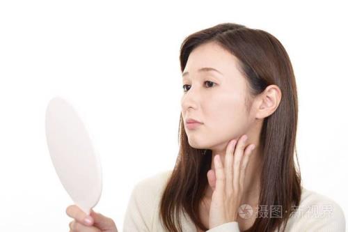 为什么镜子里的自己脸是变形的