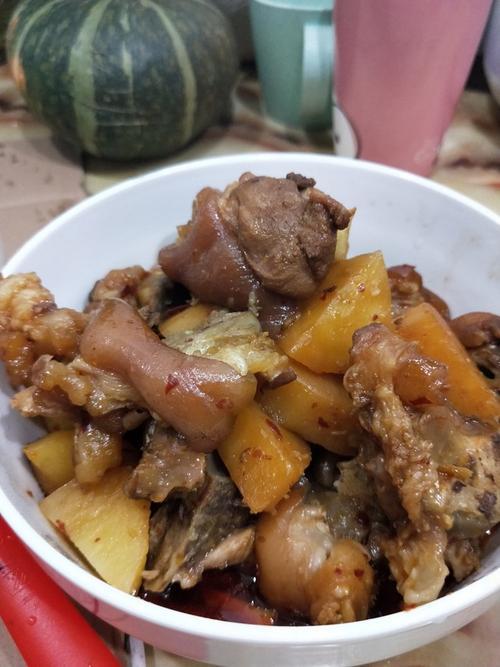 电饭锅土豆焖猪蹄的做法