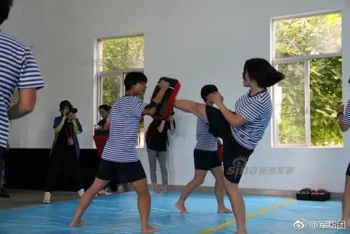 女兵穿高跟鞋要光脚吗