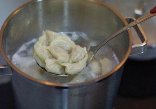 上班带饺子怎么不粘