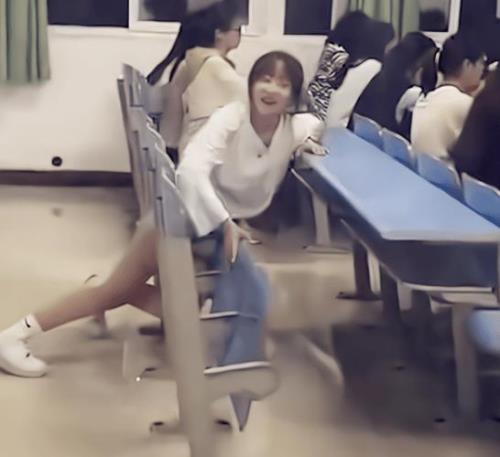 上课时有女生盯着你是什么意思