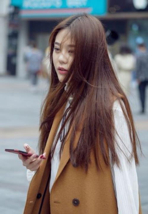靓女多情花不懂求下联
