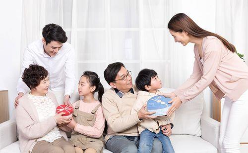 男方爸爸见女方父母怎么握手