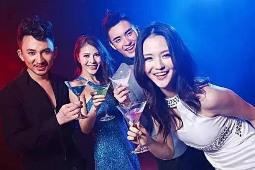 酒吧为什么陌生人敬酒