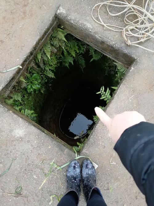 水井的水位早上是满的
