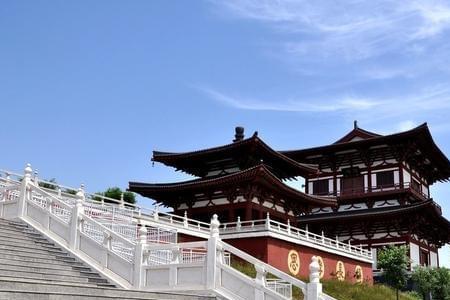 忠贞守阁的意思