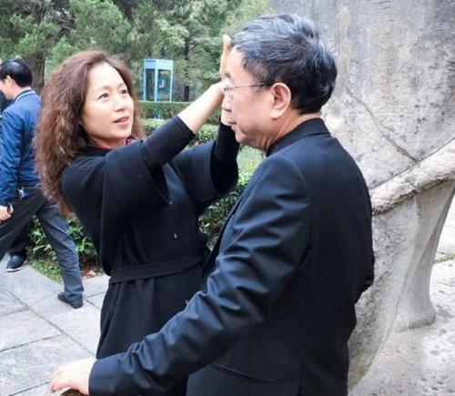 余秋雨的妻子是谁