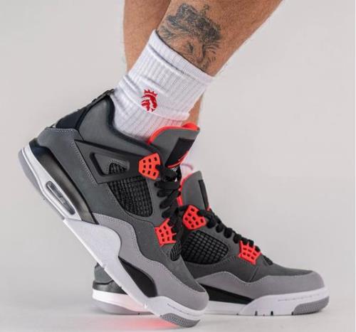 aj4显脚大还是显脚小