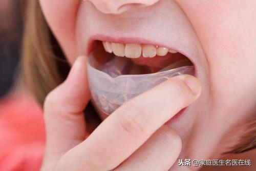 为什么对象爱咬自己的舌头