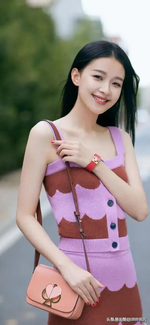 仰头女低头汉什么意思