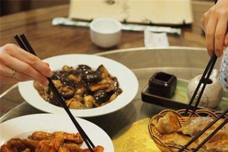 春秋战国时候开始使用筷子没有