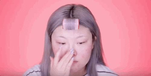 一个女孩不化妆不愿意见你