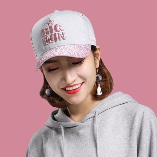 粉红色的帽子怎么配衣服