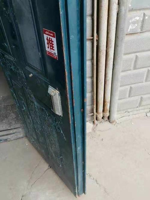 防盗门被泼油漆，物业有责任没有