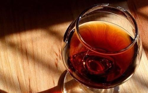 一个人喝六两红酒算多吗