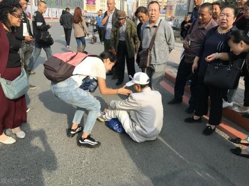路遇摔倒老人，是去搀扶还是不管
