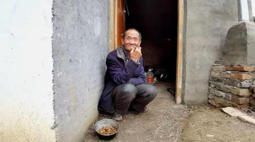 敲边鼓栽跟头是什么意思