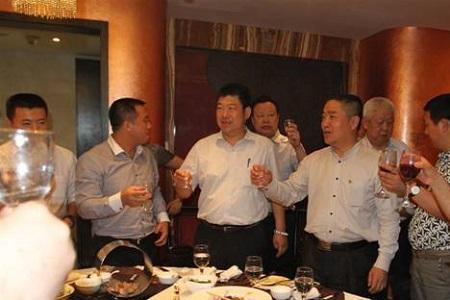 酒桌上喝茶的人需要敬酒吗