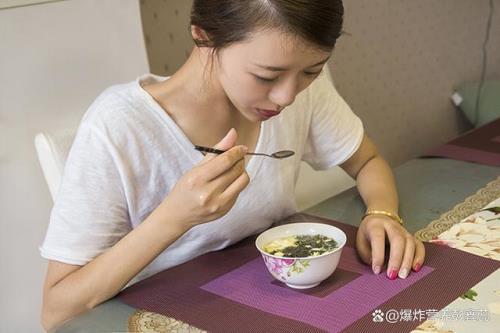 为什么男生跟你吃饭流汗