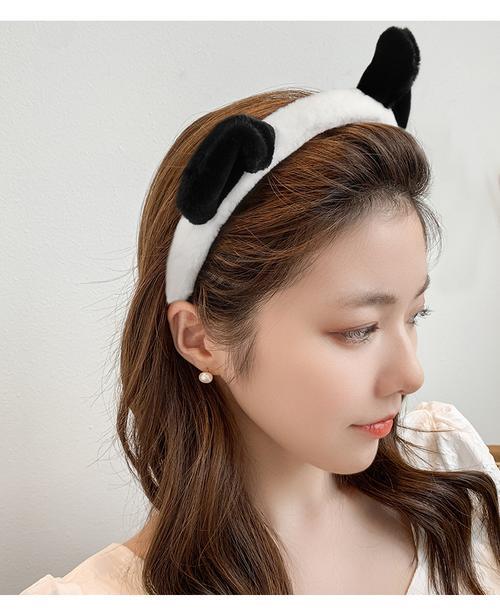 像戴着耳朵发箍的大熊猫什么样