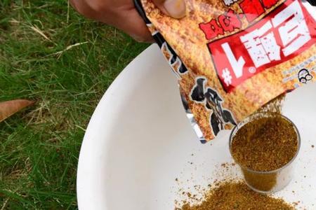 夏季钓鲤鱼酵鲤饵料用法