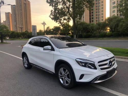 奔驰c200和gla200哪个贵