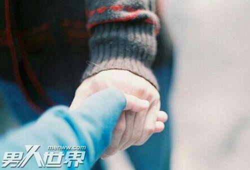 一个男的见面牵手正常么