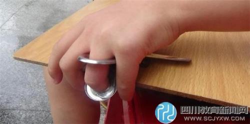 如何将水泥填入挤手的空隙里