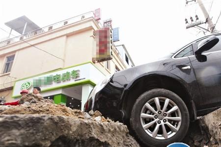 车轮掉下水道井口有多伤车