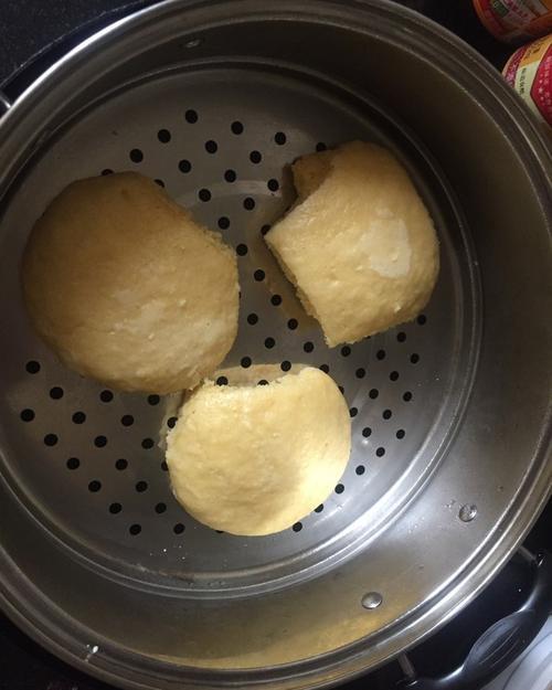 蒸的玉米馒头为什么是粽色的