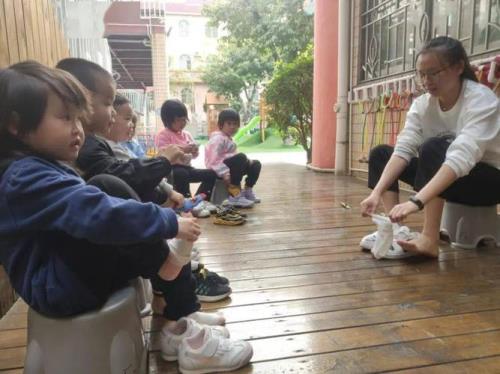 幼儿园孩子自己穿袜子表扬语
