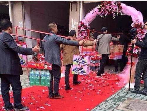 儿子订婚当天改口吗