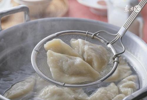 饺子煮熟后的外形描写