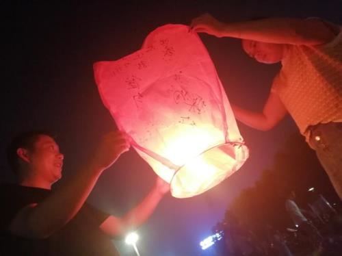 中秋节孔明灯暖心文案