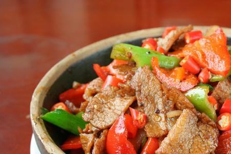 小炒肉不粘锅的方法