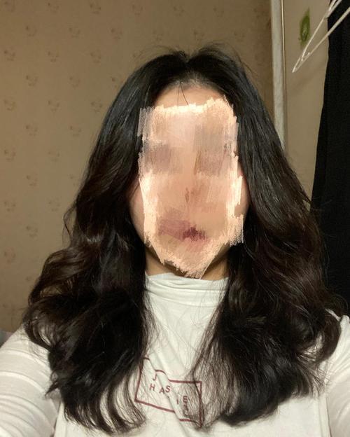 刚烫的卷发吹得直吗