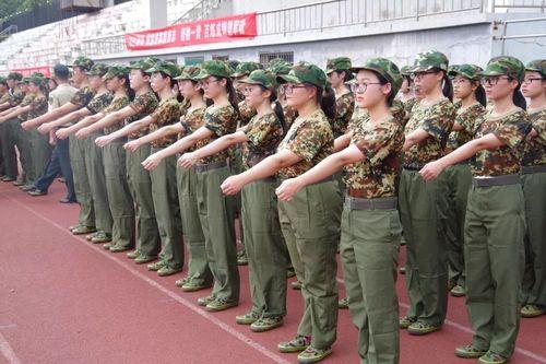 跨立的手型和齐步手型一样吗