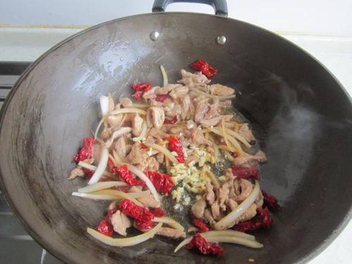 炒肉放胡椒粉还是花椒粉