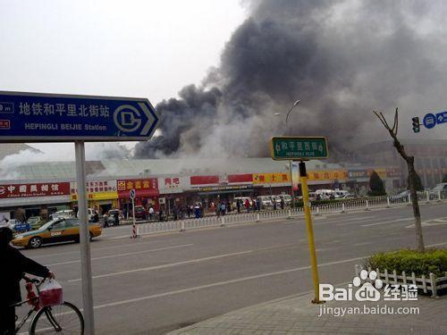 地铁逃生怎么卡入石头