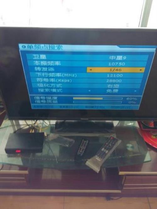 卫星电视机顶盒一直亮绿灯