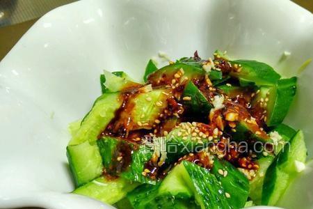 凉拌黄瓜是什么颜色