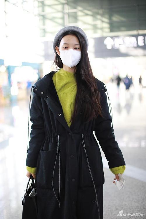 大衣里面穿带帽毛衣配什么鞋