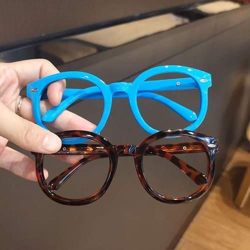 镜片露在镜框外边正常吗