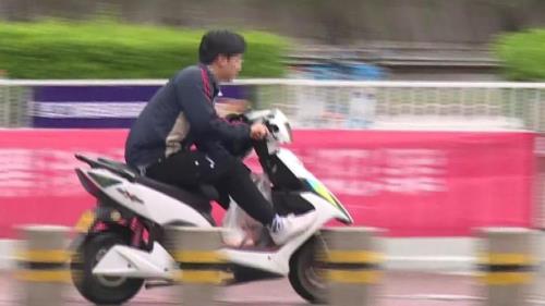 高一学生能骑电动车上学吗